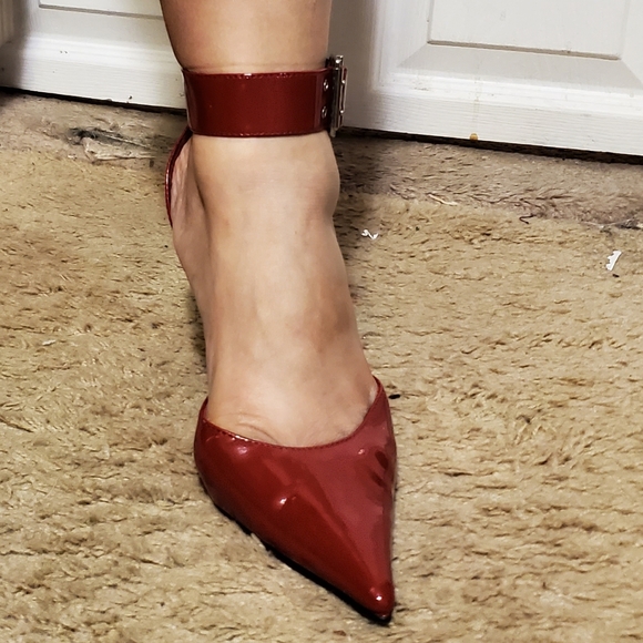 Beautiful Red heels - Picture 2 of 4